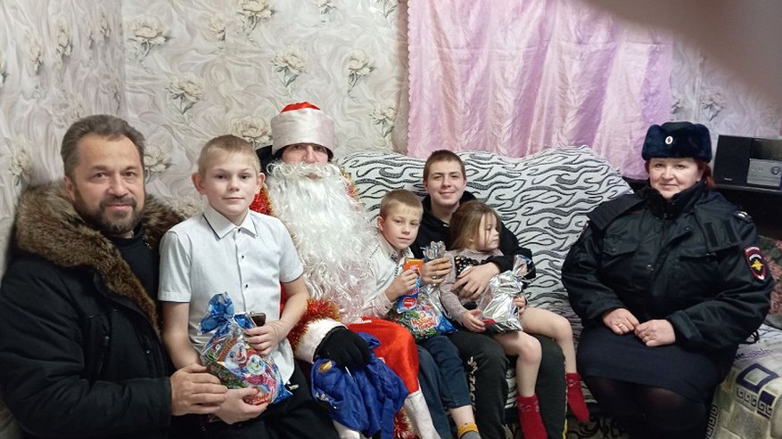 Главная картинка новости: В Судиславском районе сотрудники полиции организовали настоящий праздник для детей из малообеспеченных семей