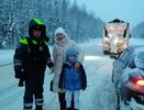 Костромские полицейские спасли женщину с маленьким ребенком из снежного плена