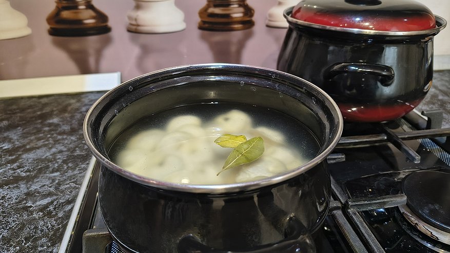 Главная картинка новости: Для чего в пельмени при варке нужно заливать стакан холодной воды — запомните раз и навсегда