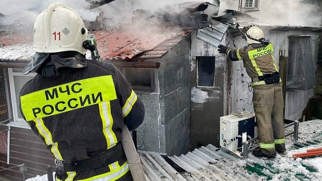 Главная картинка новости: Огнеборцы спасли человека из горящего дома в Шарье