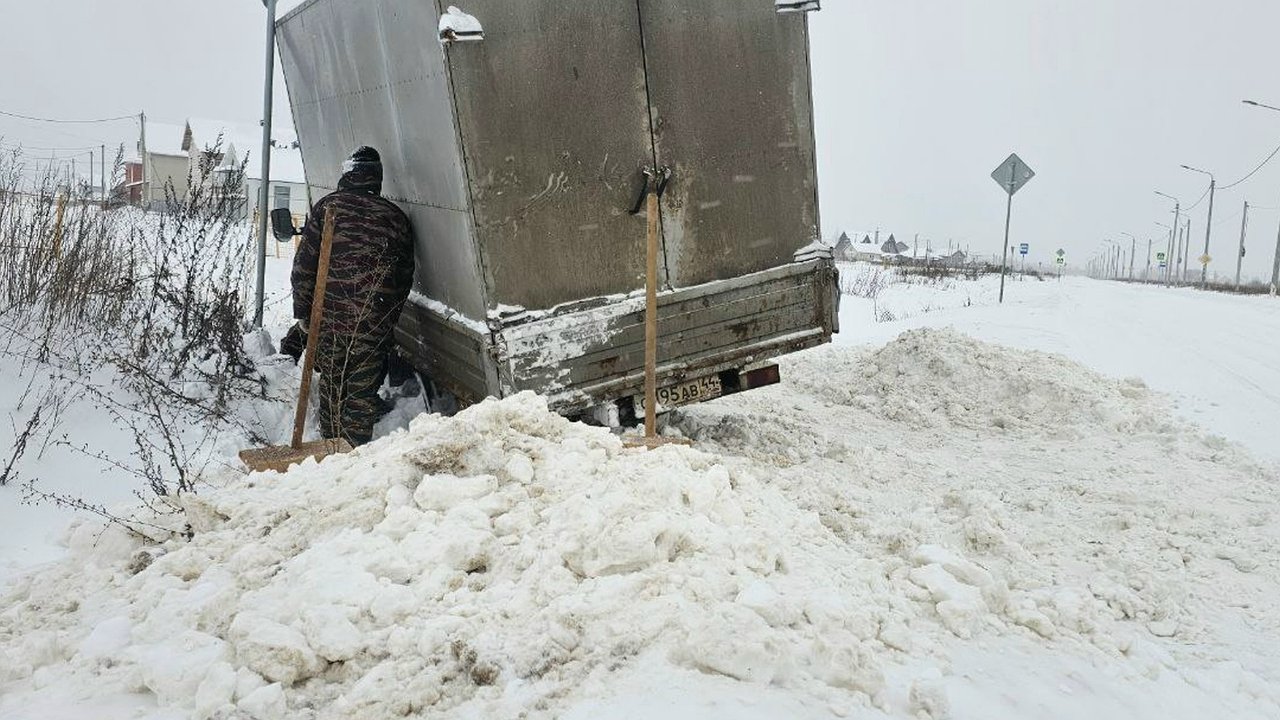 Главная картинка новости: «Утонули в сугробах»: жители Костромской области возмущены заснеженными дорогами
