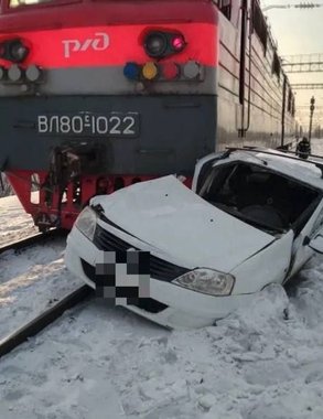 В Костромской области на переезде тепловоз сбил Renault Logan