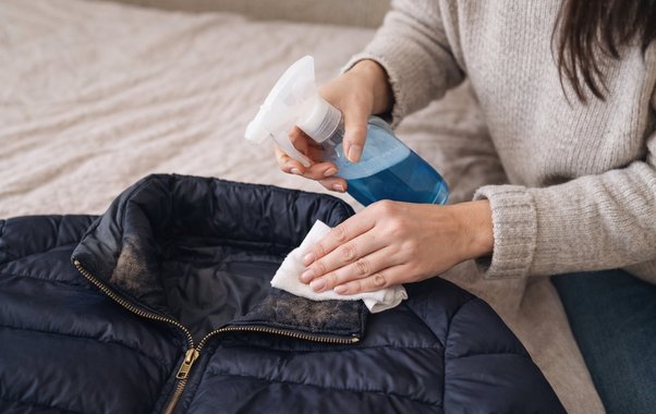 2 капли на ватный диск - и куртка или пуховик как новые: даже в машинке стирать не придется