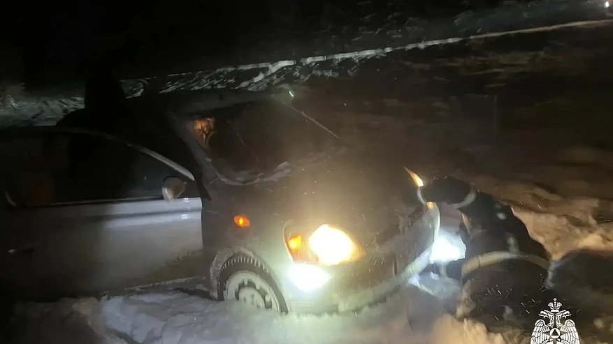 Главная картинка новости: В Костромской области пожарные достали из кювета авто с 5-летним ребенком