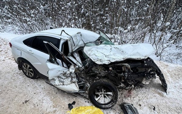 В Костромской области грузовик снес две легковушки: есть пострадавшие