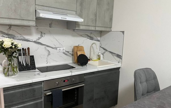 Сушилка больше не нужна: тренд сезона освобождает кухню от хаоса и возвращает много свободного места