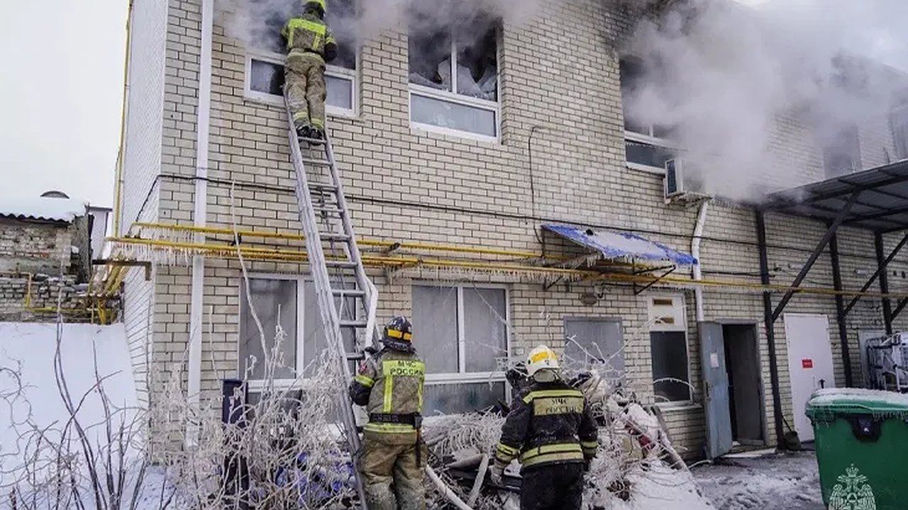 Главная картинка новости: В Костроме загорелось офисное здание