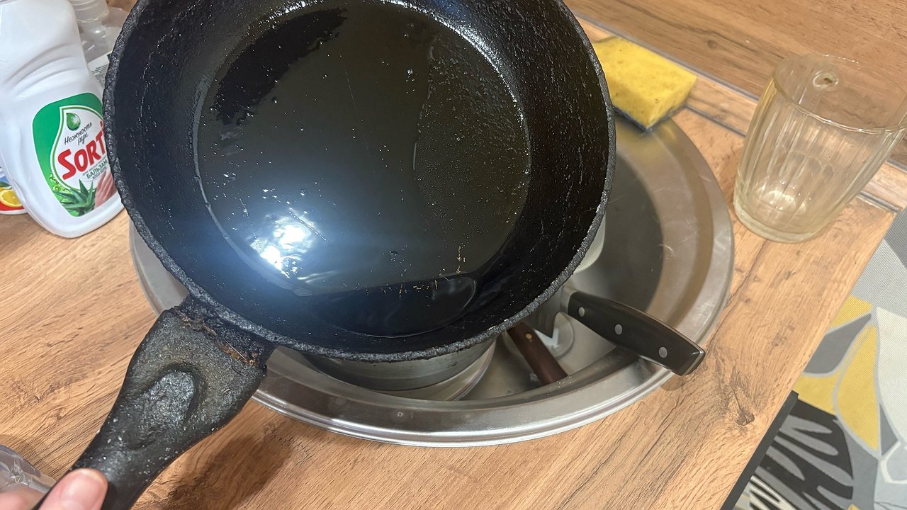 Главная картинка новости: Два пакетика заливаю кипятком, и сковородка как новая: от жира и нагара не остается и следа