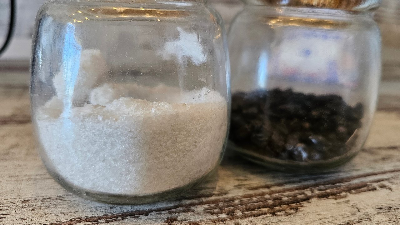 Главная картинка новости: Стакан с солью в каждой комнате: секрет горничных - работает незаметно, но результат чувствуется сразу