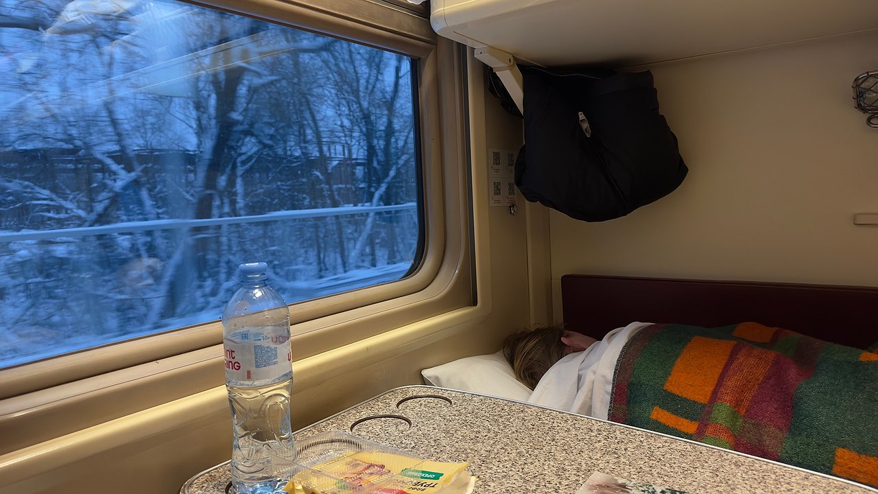 Главная картинка новости: «Возите с собой табуретку»: как пассажиры нижних полок нашли лазейку в правилах и теперь не уступают место