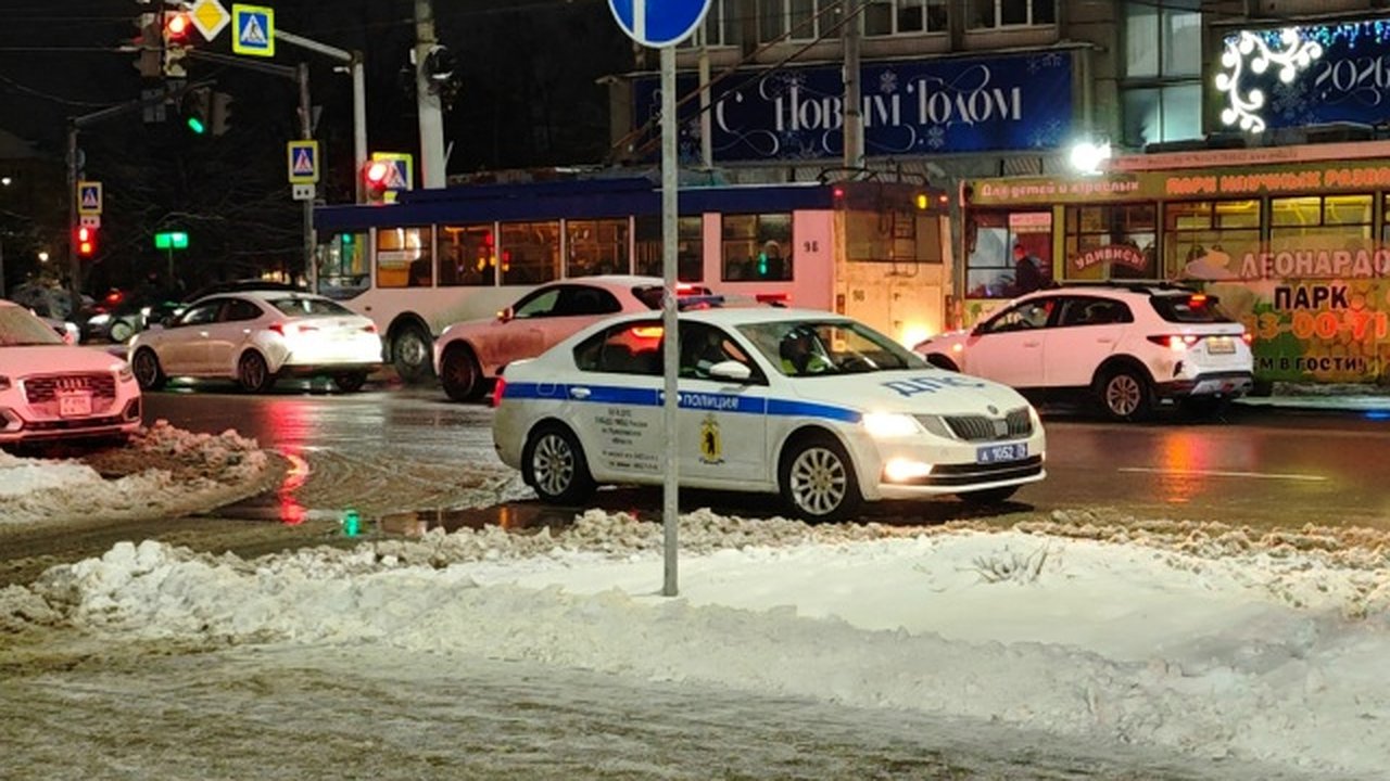 Главная картинка новости: «Всегда садитесь в патрульную машину». Автоюрист объясняет, почему это правило — ваш главный козырь при общении с инспектором