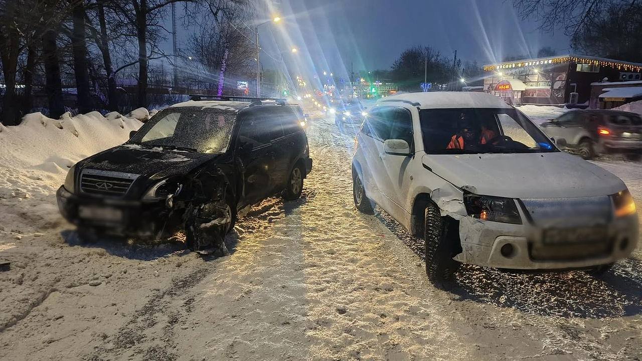 Главная картинка новости: В Костроме дедушка на Chery протаранил три встречных авто