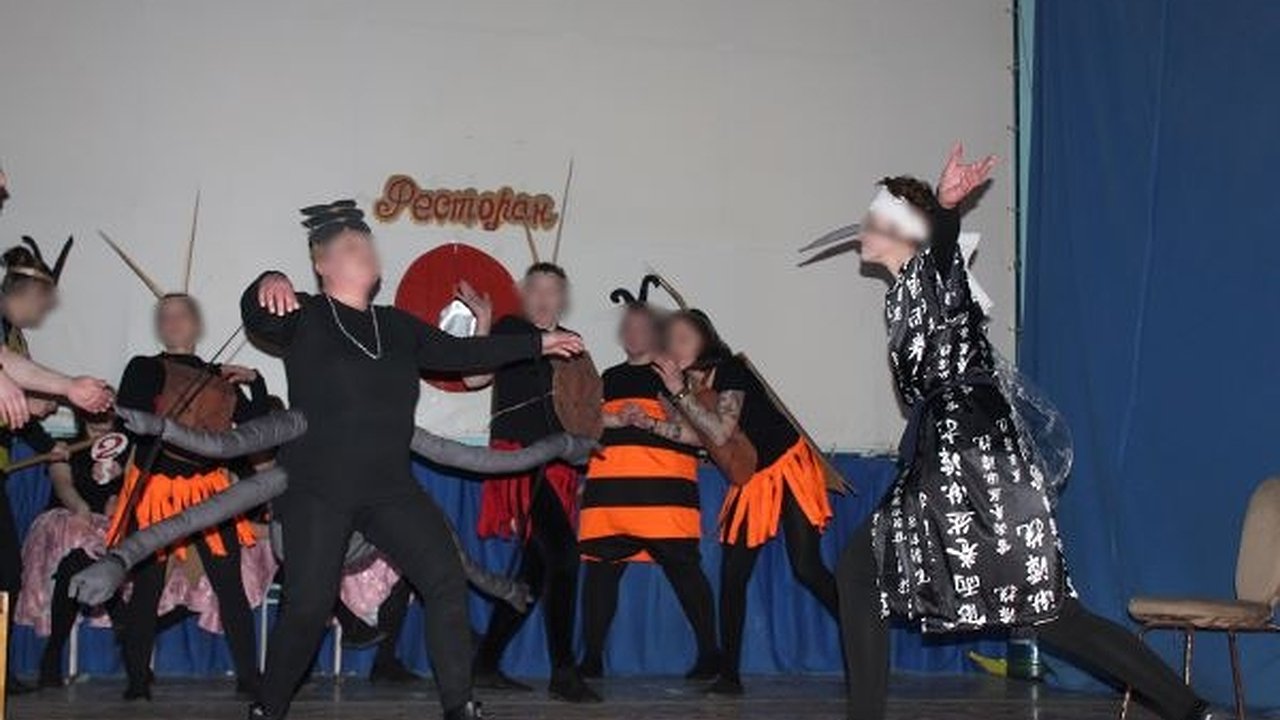 Главная картинка новости: Заключенные женщины из Костромы переделали "Муха-цокотуху" прямо в колонии