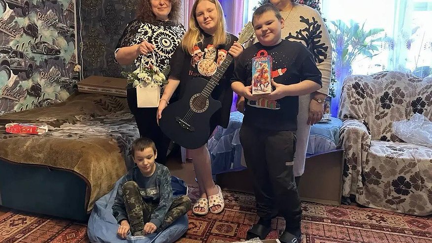 Главная картинка новости: Губернатор Костромской области исполнил новогодние желания троих детей из Шарьи