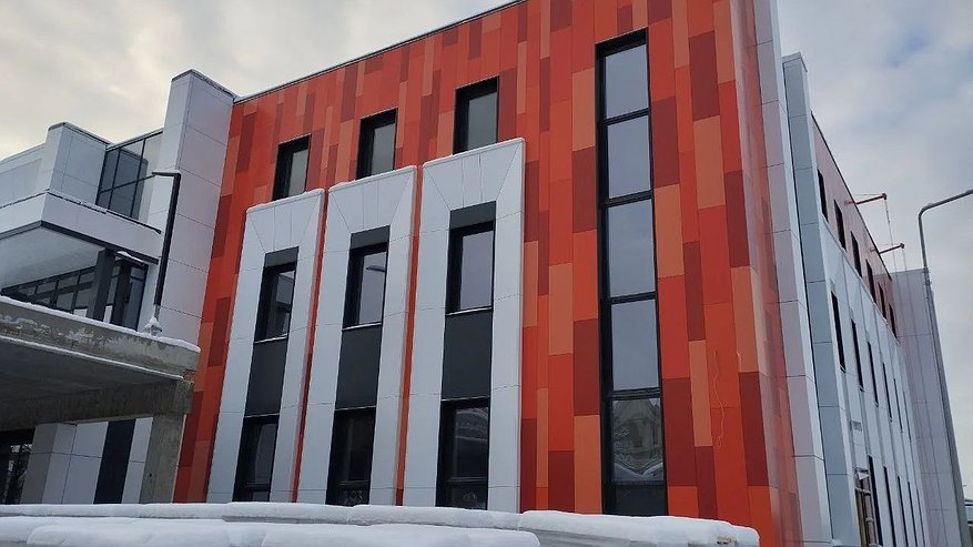 Главная картинка новости: На стройке Центра культурного развития в Костроме более 30 рабочих укладывают плитку и монтируют сети