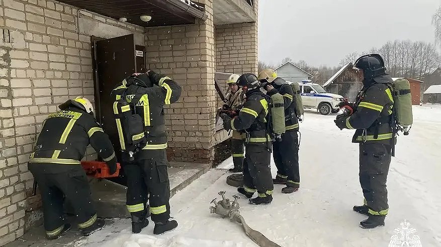 Главная картинка новости: Пожарные ликвидировали возгорание в жилом доме в Костромской области