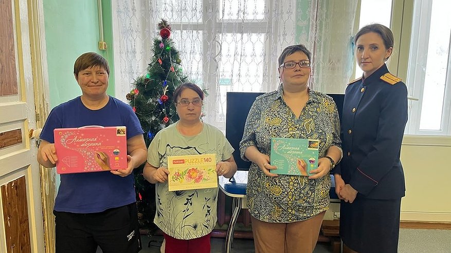 Главная картинка новости: Сотрудники СК России поздравили постояльцев геронтологического центра с Новым годом