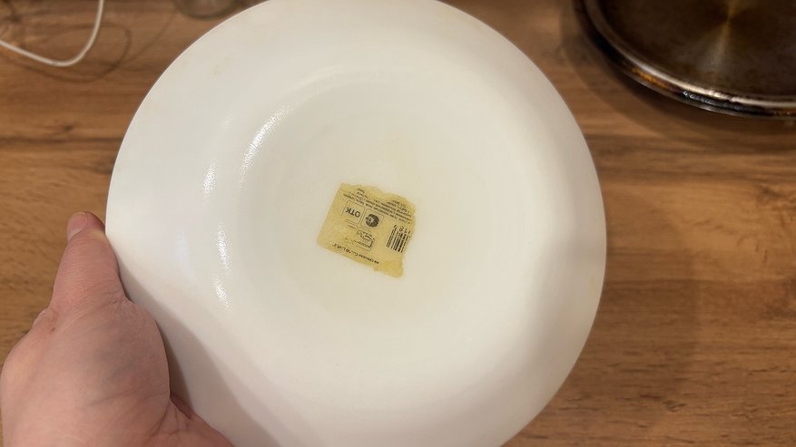 Главная картинка новости: Легкий способ убрать слой клея от наклейки с посуды и не только