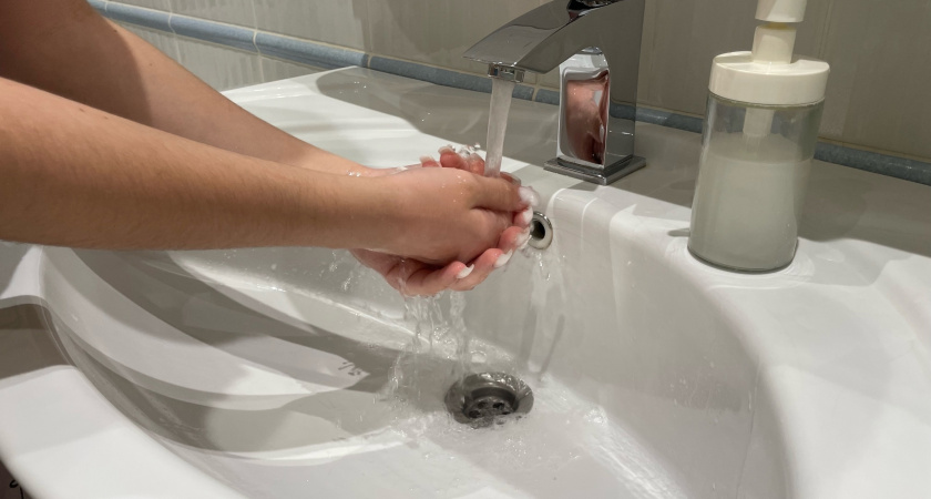 Вантузы – «в топку»: вот как быстро прочистить засор в раковине – ничего лить в слив не придется