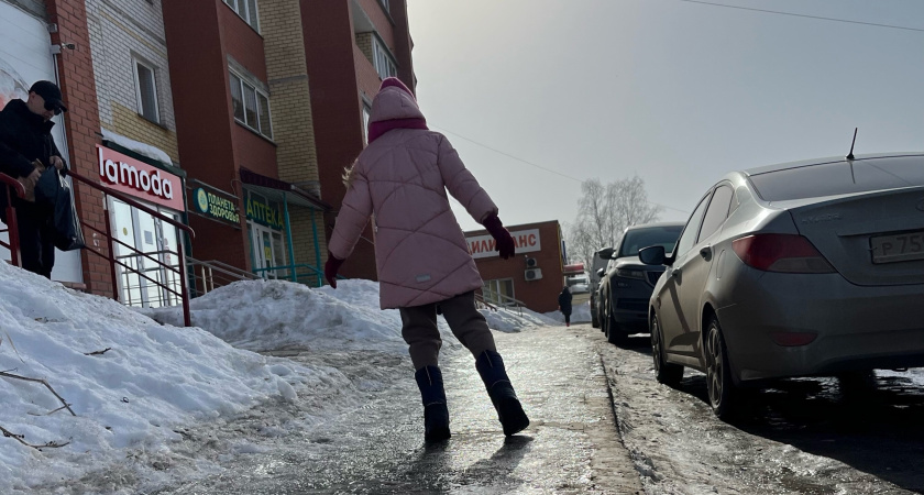 Надежная сцепка со льдом: чем обработать подошву ботинок, чтобы меньше скользить — понадобится сок одного овоща