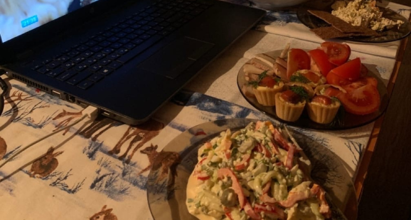 Салат «Змеиное кольцо»: даст фору надоевшему «Оливье» — за такое угощение символ года подарит счастье и удачу в 2025