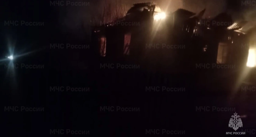 В Костромской области сгорели дом с баней