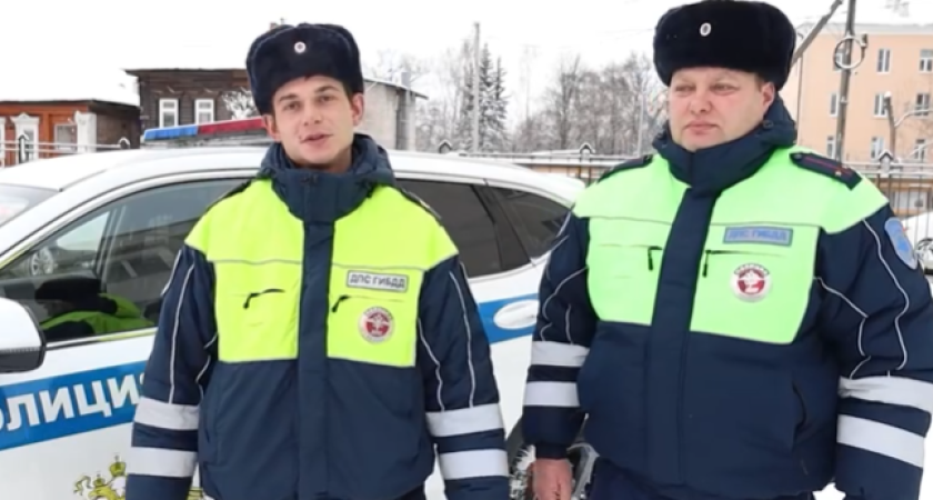 Сотрудники ГИБДД спасли девушку от смерти в воде: ее иномарка угодила в канаву