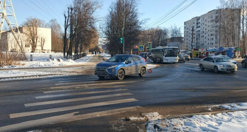 В Костроме на Профсоюзной женщина на Mitsubishi сбила 21-летнего парня