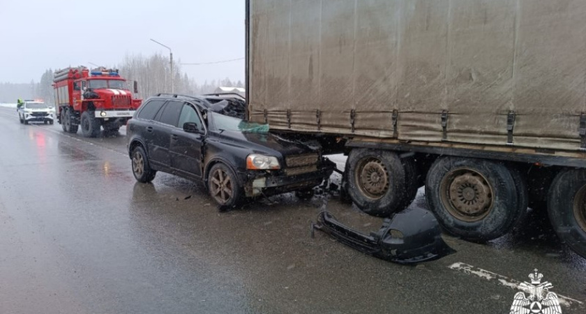 В Судиславском районе столкнулись фура и легковушка: травмы получили три человека
