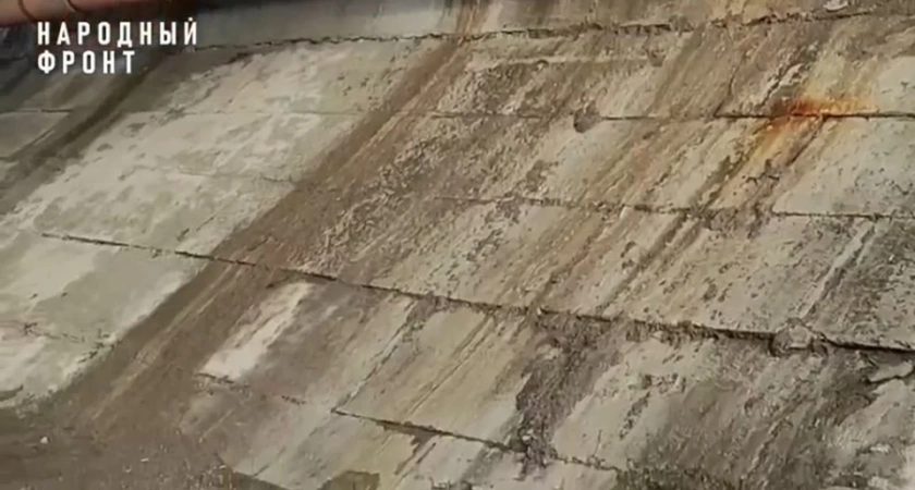 В Костроме грязные стоки с моста через Волгу загрязняют реку