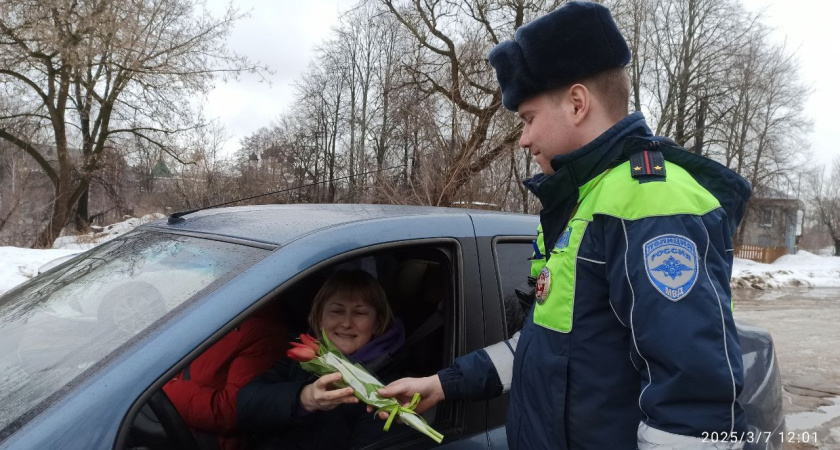 Костромички получили весенние букеты к празднику от сотрудников Госавтоинспекции