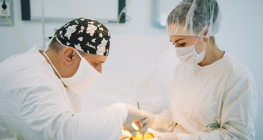 Костромской хирург Антон Казанцев провел операцию в полевых условиях и спас бойца от гибели