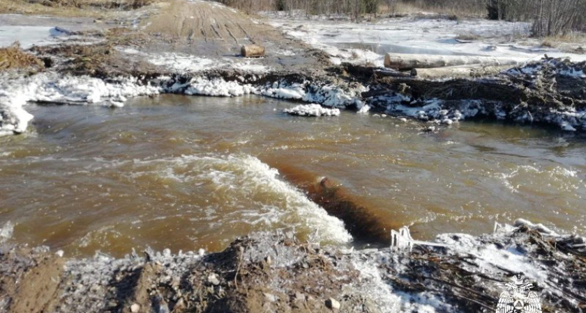 Вода поднялась над дорогой на 20 сантиметров: в МЧС сообщают о подтоплении пути к двум населенным пунктам