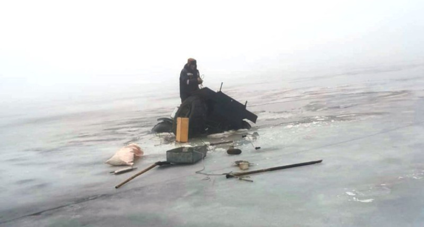 На Костромском разливе под лед провалился вездеход