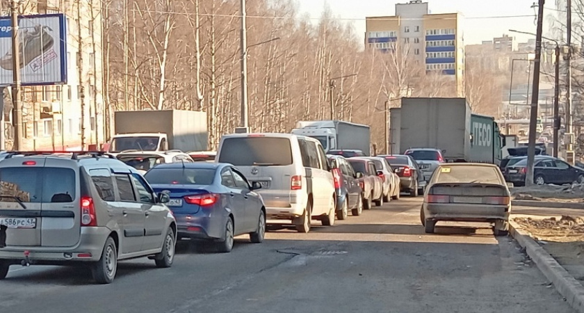 “Всю ночь тарахтят под окнами”: костромичи жалуются на припаркованные в неположенных местах большегрузы