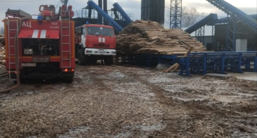 В Богчино произошел пожар в сушильной камере углевыжигательного комплекса