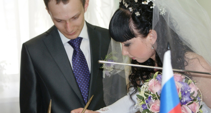 Стало известно, как будут работать органы ЗАГС в майские праздники