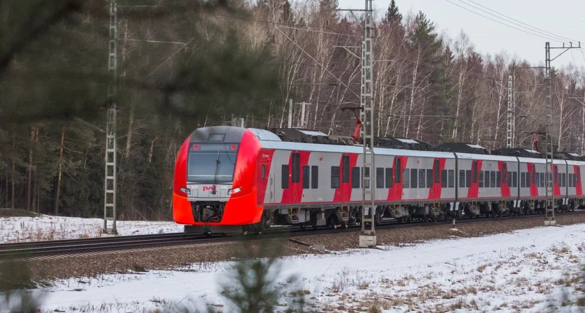 "Ласточка" до Костромы задержалась на 4 часа из-за поваленных непогодой деревьев