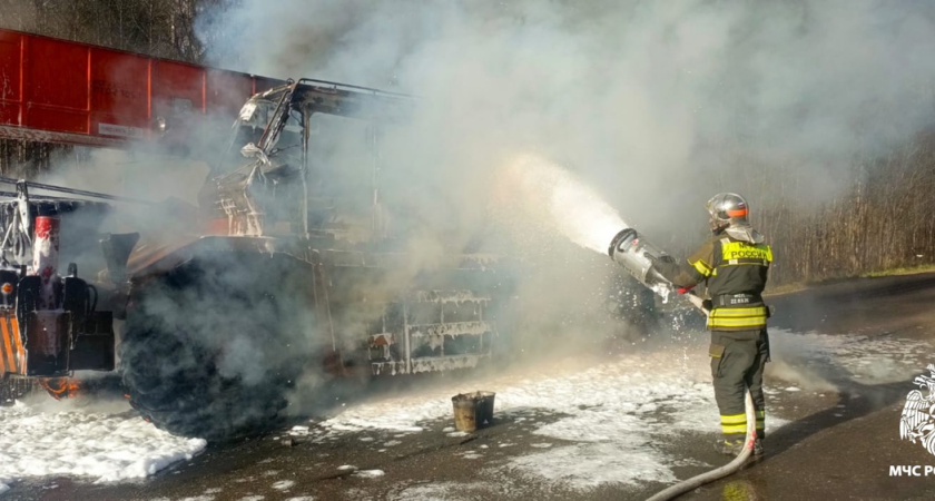 В Костромской области во время движения загорелся короткобазный кран