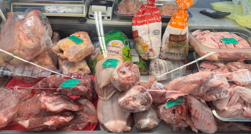 Только не смейтесь: доктор Агапкин объяснил, зачем трогать и гладить курицу перед покупкой