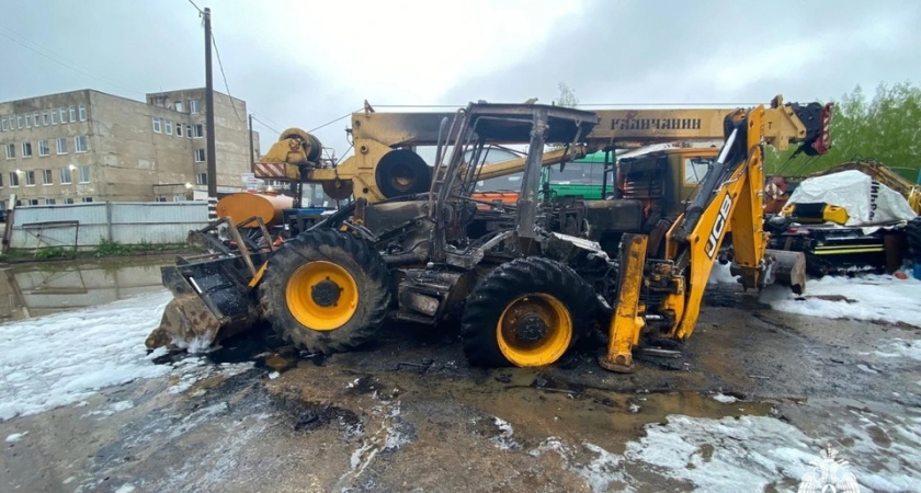 В Костроме на улице Солониковской загорелся экскаватор-погрузчик