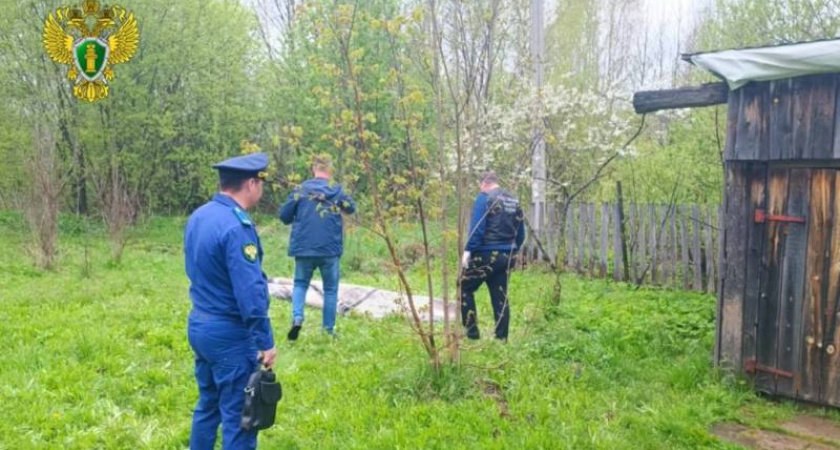 В Костромской области у частного дома соседка нашла замотанное в ковер тело женщины