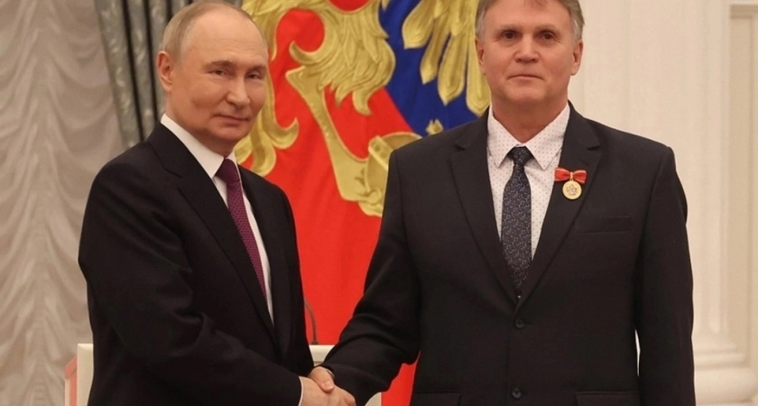 Владимир Путин вручил директору костромской школы №30 знак отличия