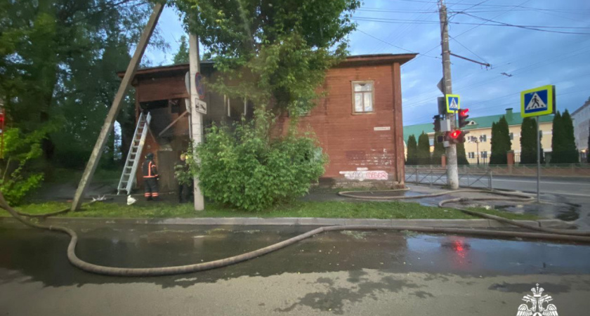 Ночной пожар в доме на Ленина: сгорели два этажа дома