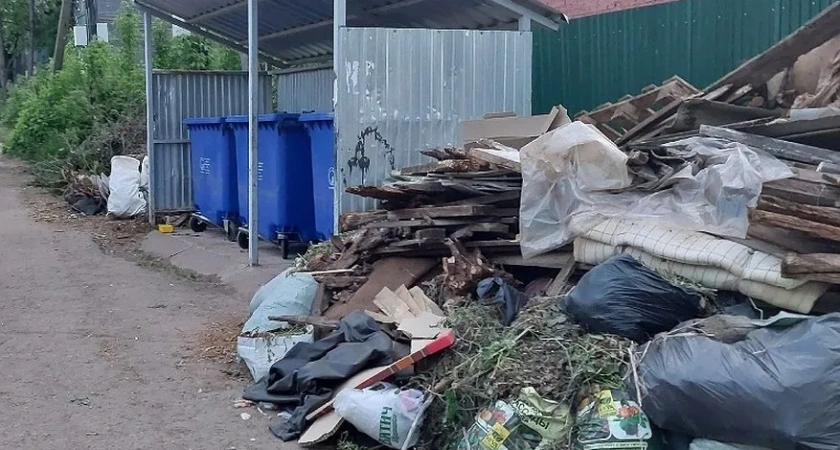 В Кологриве по требованию прокуратуры убрали мусор с кладбища