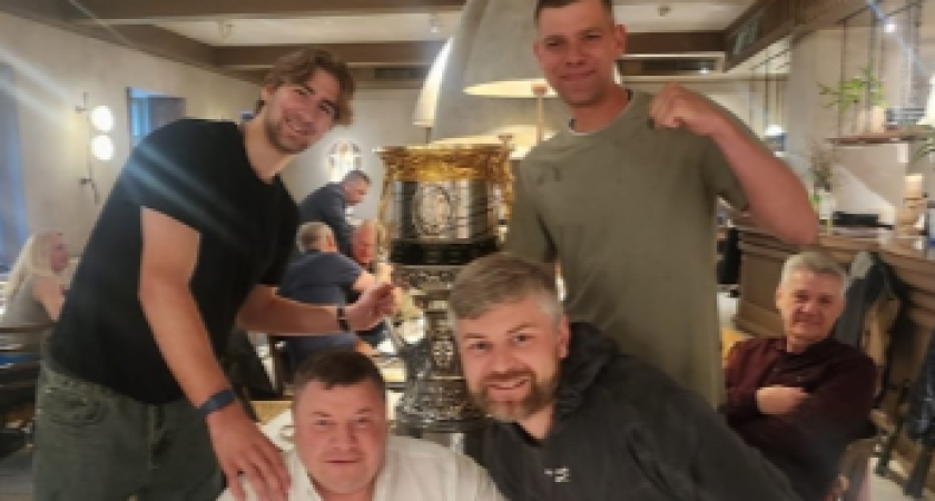 Кубок Гагарина в Костроме: чемпионы "Локомотива" показали главный трофей