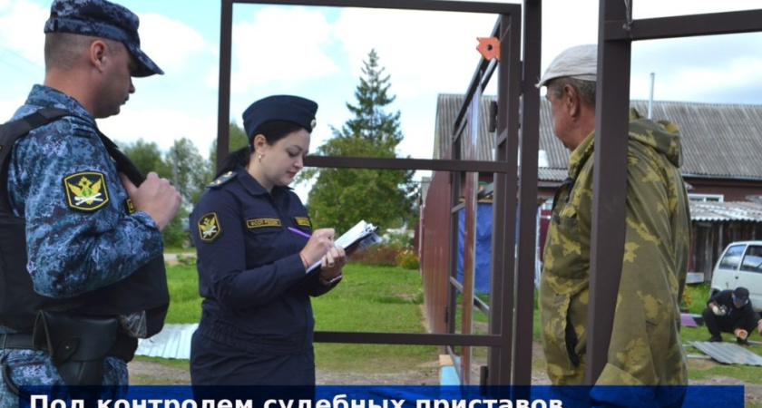 В Костромской области грузоперевозчик захламил запчастями улицу в Кологриве