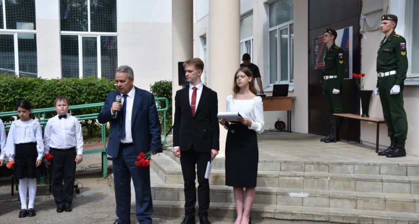 В Костроме на фасаде школы №5 открыли мемориальную доску в память о выпускнике – участнике СВО