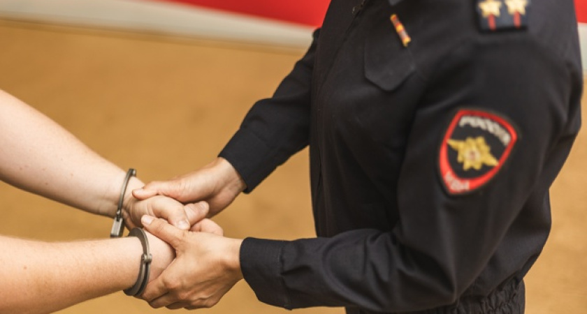 В Костроме в подъезде на Боровой 34-летний мужчина избил и ограбил женщину