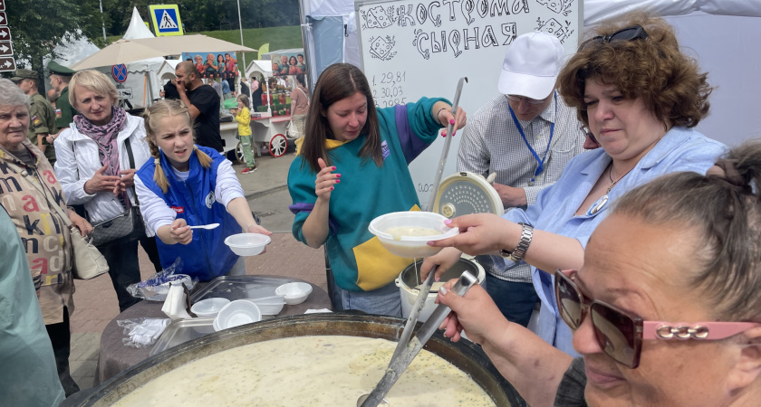 В Костромской области сварили самую большую сырную похлебку в России